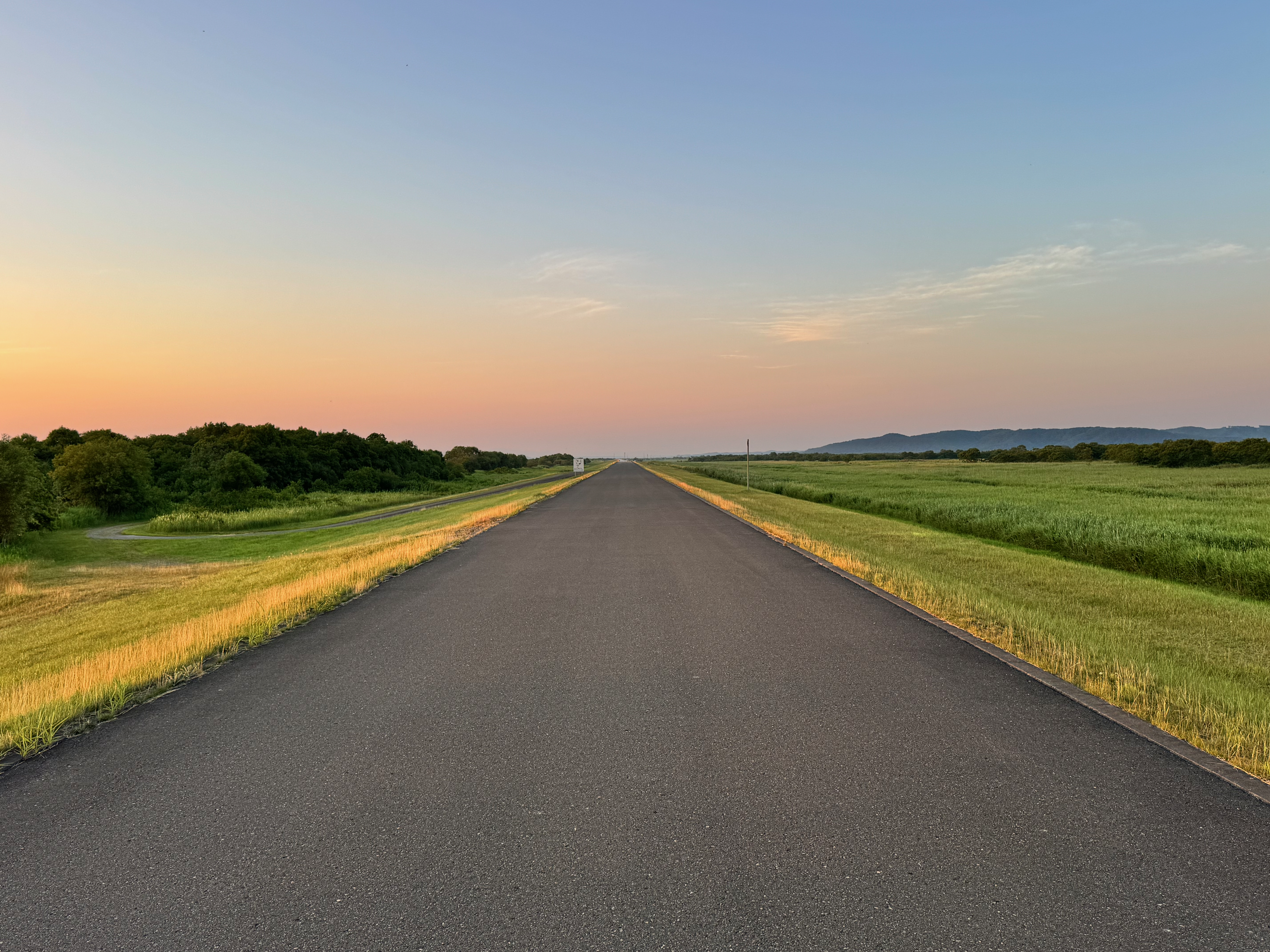 釧路川右岸の道路と夕焼け
